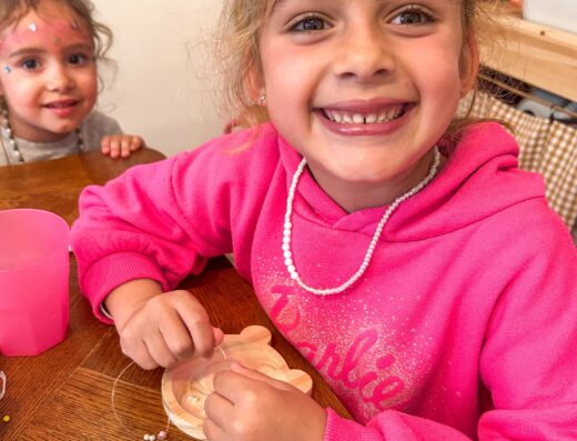 ANNIVERSAIRE CRÉATIF – DE 3 à 6 ANS – ATELIER “CRÉATION DE DEUX BIJOUX : BRACELETS ET/OU COLLIERS”