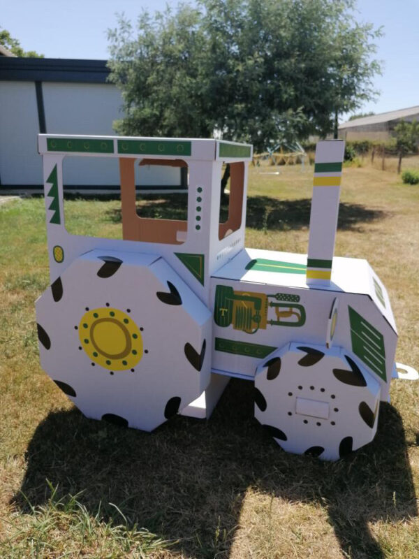 Tracteur en carton à colorier DIY pour enfant, jouet véhicule agricole extérieur, cabine, roues partiellement décorées.