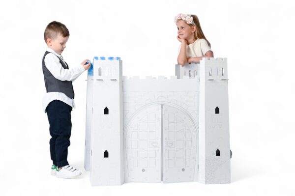 Façade de château fort en carton à colorier, enfant peignant les remparts bleus, jeu de rôle médiéval DIY créatif.