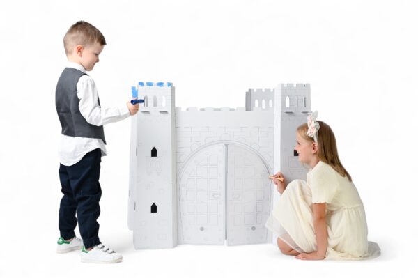 Enfants coloriant le château fort en carton DIY, activités créatives prince et princesse, façade avec portes et tours, jeu médiéval.