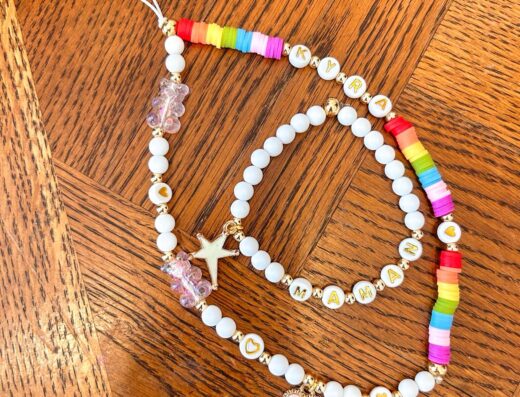 ANNIVERSAIRE CRÉATIF –DÈS 6 ANS– ATELIER “CRÉATION DE BIJOUX DE TÉLÉPHONE/TABLETTE OU PORTE-CLEF”