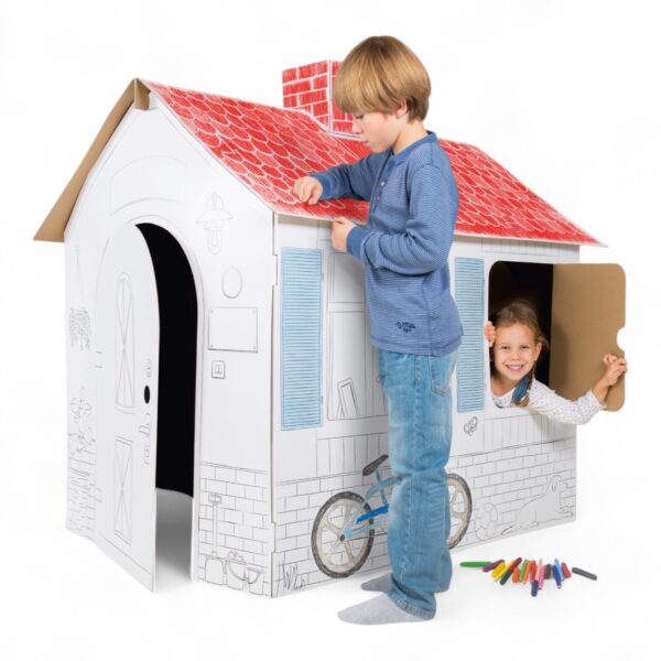Maison en carton à colorier pour enfant, cabane de jeu DIY, garçon colorant le toit rouge, fille à la fenêtre, activité créative.