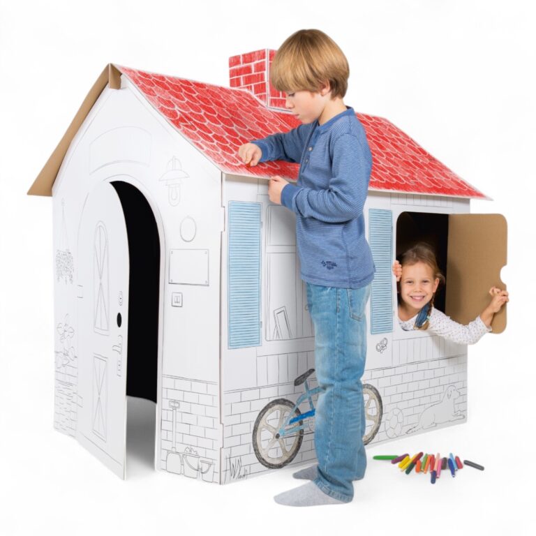 Maison en carton à colorier pour enfant, cabane de jeu DIY, garçon colorant le toit rouge, fille à la fenêtre, activité créative.