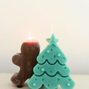 Bougies artisanales de Noël : sapin vert menthe et bonhomme en pain d'épices allumé sur fond blanc.