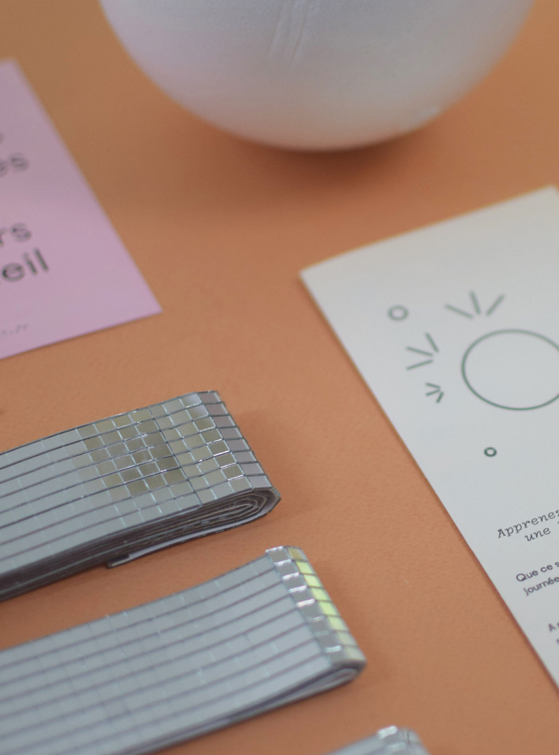 Bandes de mosaïque miroir autocollantes et cartes de vœux sur fond beige pêche.