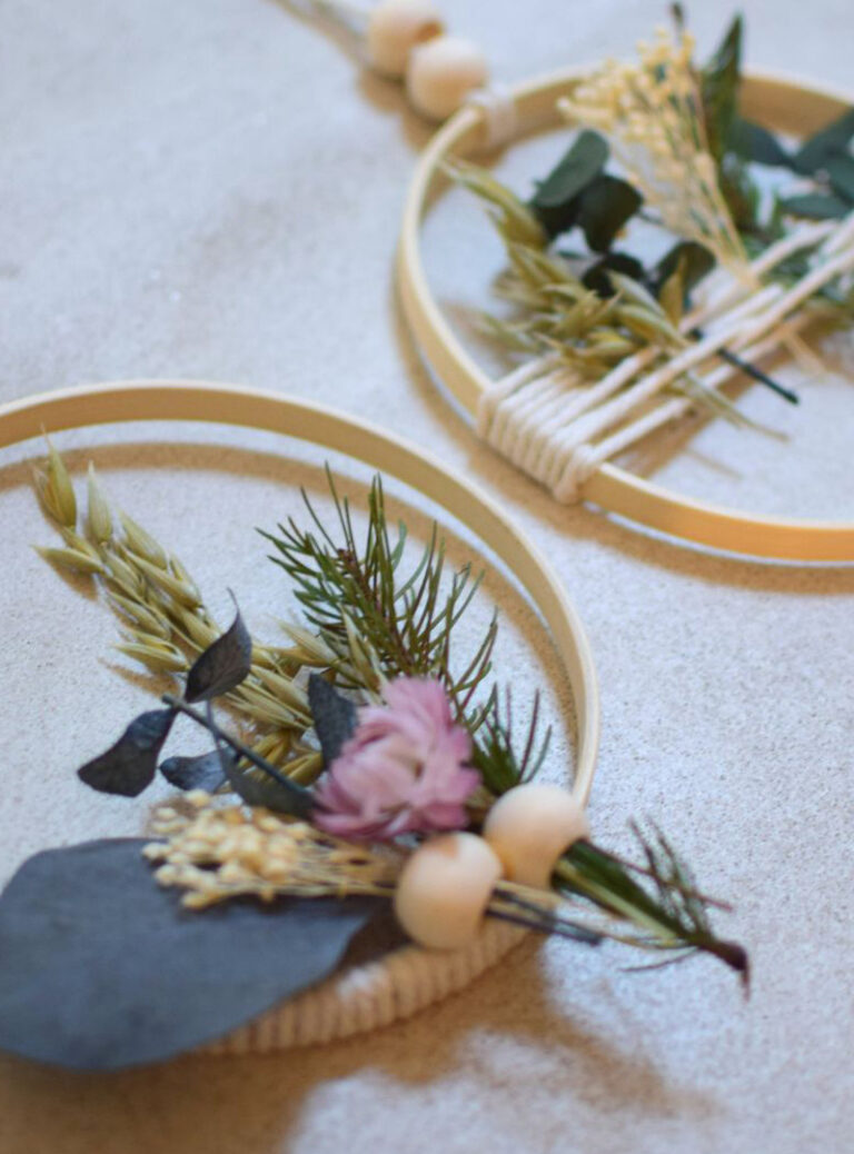 Décoration murale bohème en tambour à broder avec fleurs séchées, eucalyptus et perles en bois.