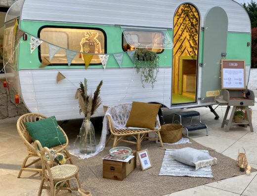 ANNIVERSAIRE NOMADE : FETE LE DANS UNE CARAVANE VINTAGE AVEC TOBOGGAN