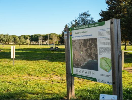 Panneau d'information du site de La Brûlade à La Londe-les-Maures, parc naturel avec plan et sentiers dans le Var.