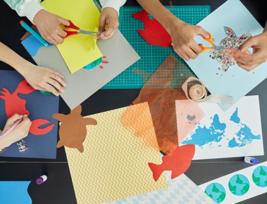 Atelier créatif enfants de découpage et collage de poissons et tortues en papier pour sensibiliser à la protection de l'environnement
